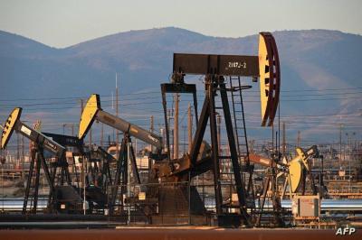 Oil Drops 2% as Dollar Rises