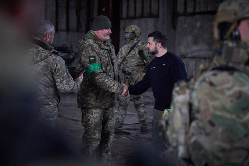 Zelensky Visits Ukrainian Forces Near Bakhmut... Video