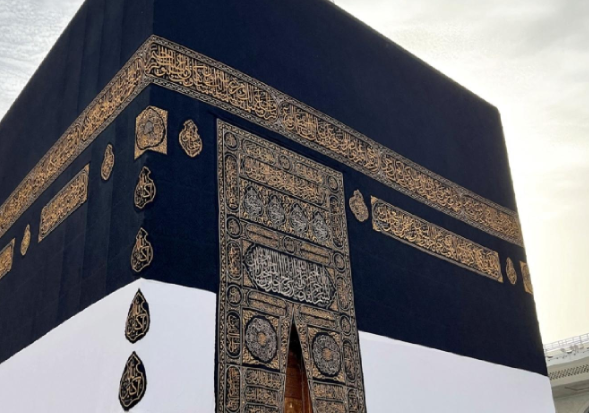 Video: With the Arrival of the Hijri Year, the Kaba's Cover is Replaced