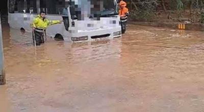 Title: Rescue of 23 Students Trapped in Bus at the Mouth of Dog River