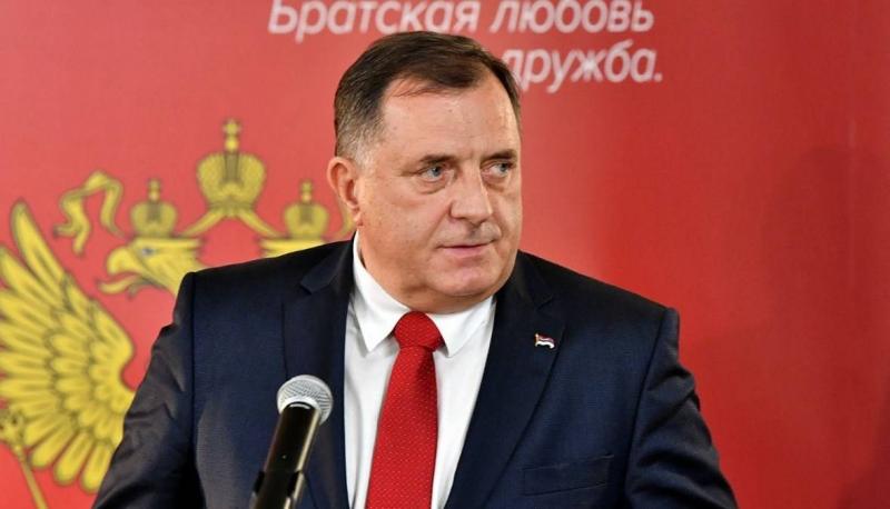 Bosnian Serb Leader Threatens to Declare Independence