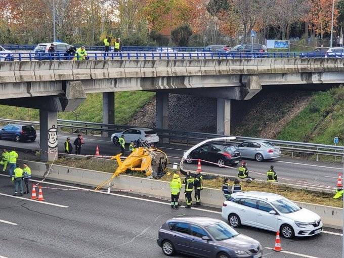 Helicopter Crash on Road in Madrid Injures Three (Video)