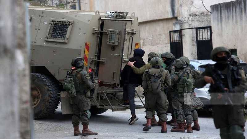 Israeli Forces Arrest Citizens from Ramallah