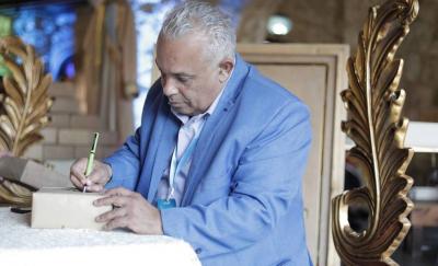 Badr Hassoun Signed the Book "The Preserved Pearl in Investigating Lineage"