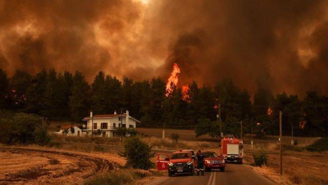 Video - Fires Rage in Greece as Athens Evacuates Resorts