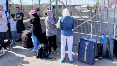 Title: New Group of Dual Nationality Palestinians Leave Gaza for Egypt
