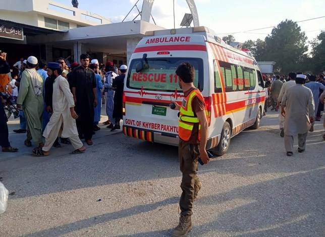 Explosion in Pakistan Kills 40 and Injures 130