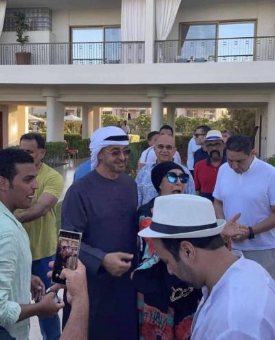 Video: Mohammed bin Zayed among the people in Egypt without security