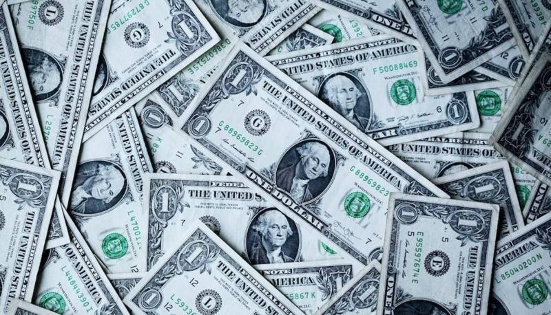Dollar Retreats Amidst Stalled U.S. Debt Ceiling Negotiations