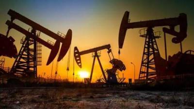 Oil Rises for the Third Day as Dollar Weakens