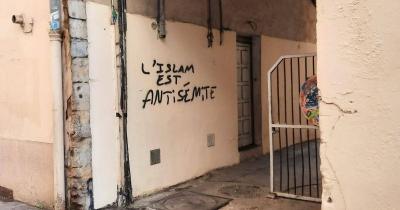 Anti-Islamic Phrases Found on the Wall of a Mosque in Lyon, France