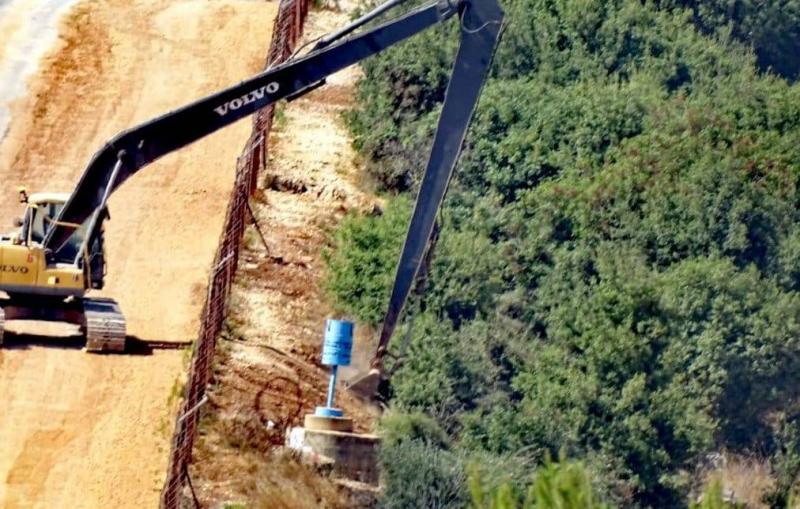 Lebanese Army Confronts Israeli Bulldozer Engaged in Soil Clearance