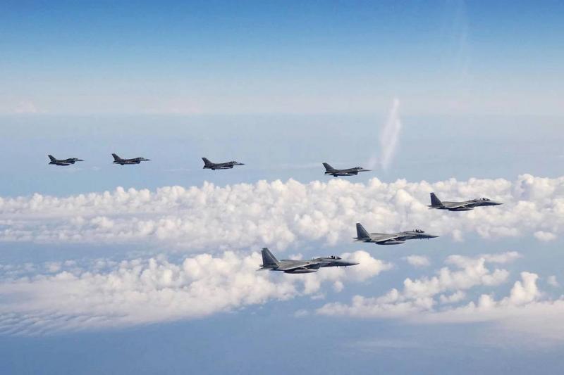 Russian Ships Enter the Philippine Sea and Tactical Exercises Over the Baltic