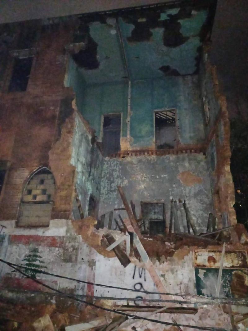 Collapse of Old Building in Zoqaq al-Blat... No Injuries (Video)