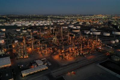 Oil Rises Amid Dollar Decline and China's Efforts to Alleviate Economic Concerns