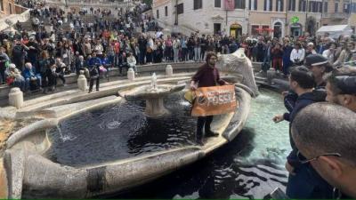 Rome: The Waters of the Famous Trevi Fountain Turn Black