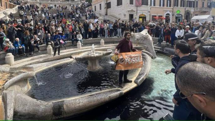 Rome: The Waters of the Famous Trevi Fountain Turn Black