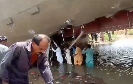 Video - At least 30 killed as train derails in Pakistan