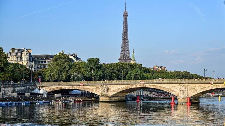 Man Arrested for Parachuting from Eiffel Tower (Video)