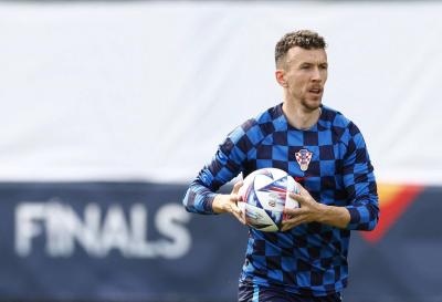 Tottenham Defender Undergoes Knee Surgery