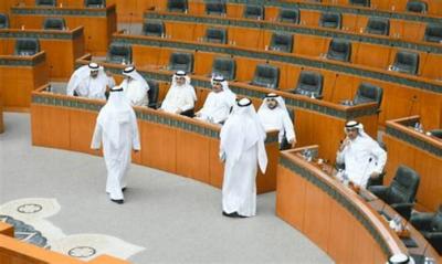 Kuwaiti Government Resigns to the Emir of the Country
