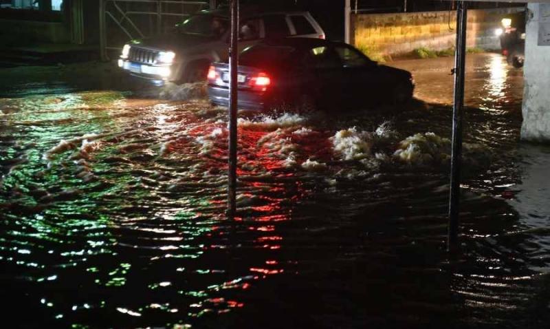 Water Puddles Trapping Citizens in Their Cars; Tunnels Flooding (Video)
