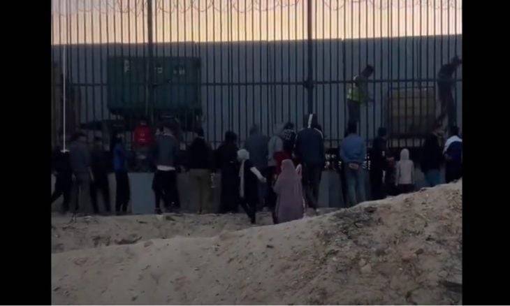 Egyptians Extend Electricity Cables to Gazans in Rafah