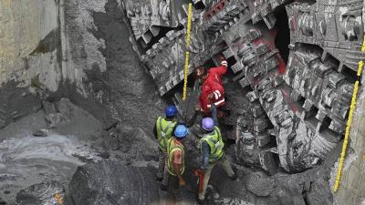 Title: Resumption of Efforts to Rescue Trapped Workers in Collapsed Tunnel in India