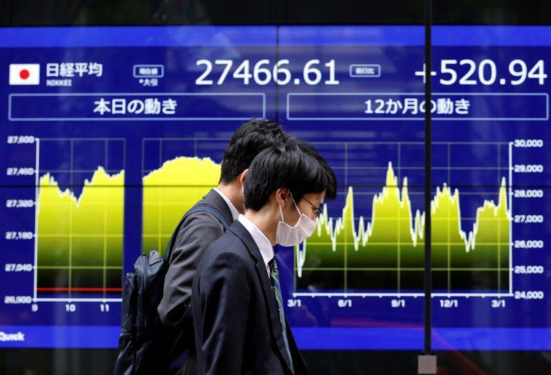 Japanese Stocks Close Higher Supported by Bank Shares
