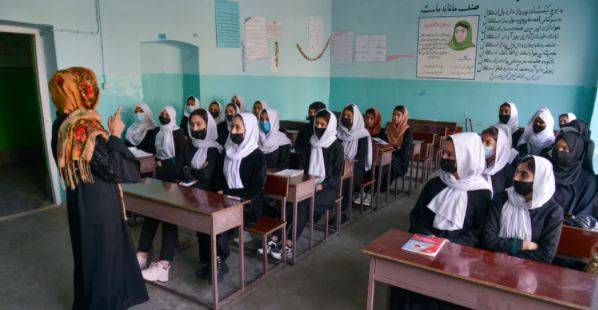 طالبان فتحت مدارس الفتيات الثانوية لساعات ثم 