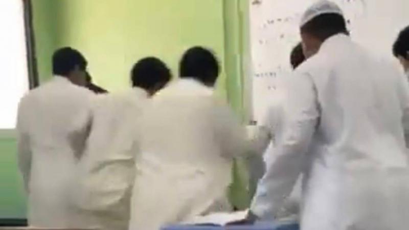 فيديو صادم.. طالب سعودي يسقط ميتاً خلال مشاجرة بمدرسة في جدة
