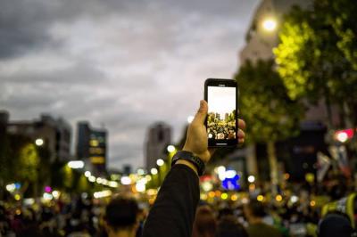 وداعًا لصور السيلفي.. الكاميرات الأمامية تجعل الأنف يبدو أكبر