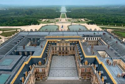 Title: Video: Tractors at the Gates of the Palace of Versailles