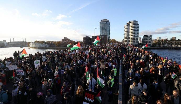 Pro-Palestinian Protesters Block Roads in Britain