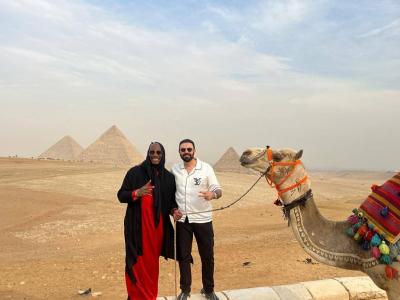 Global Star Sends Message to Sisi from the Pyramids - Video