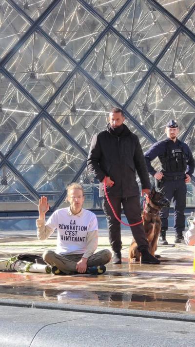 In Paris... Environmental Activists Climb the Louvre Pyramid