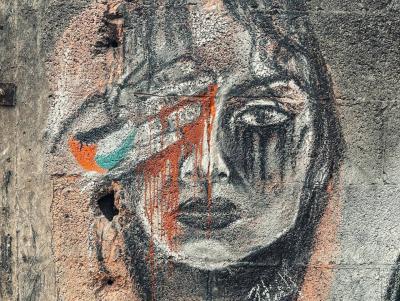 Artist Expresses the Suffering of Gaza Residents on the Walls of a Shelter