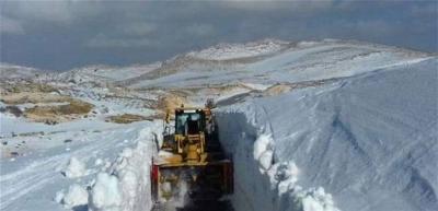 Title: Passengers' Bus "Stuck in the Snow" in Al-Danniyah