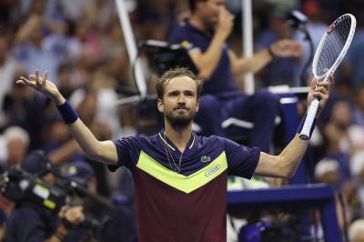 Medvedev Accused of Showing a Vulgar Gesture to the Audience After Losing in Paris