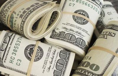 Dollar Falls Amid U.S. Rate Hike Expectations