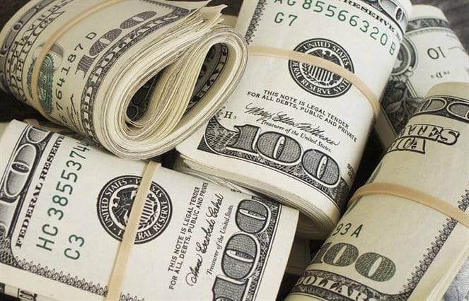 Dollar Falls Amid U.S. Rate Hike Expectations