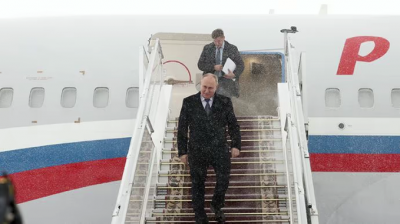 Lukashenko Welcomes Putin at the Independence Palace in Minsk (Video)