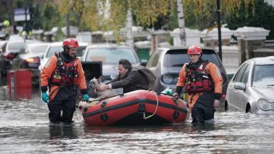 UK: Dozens Rescued After Flooding in the Thames River Channel