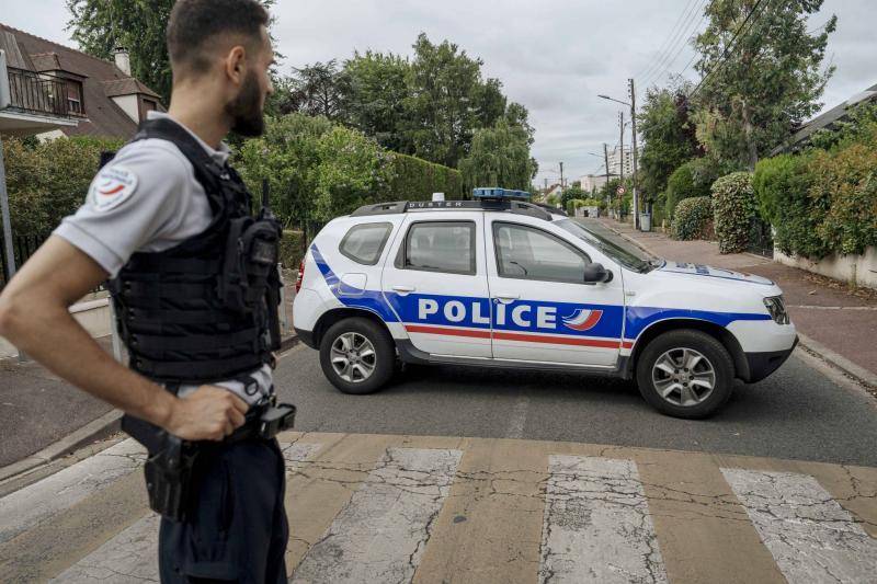 Title: Police: 3 Injured in Stabbing Attack in Paris