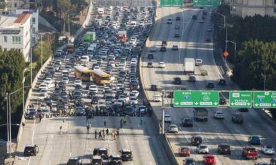Jewish Protesters Block Highway in Los Angeles Demanding Ceasefire in Gaza