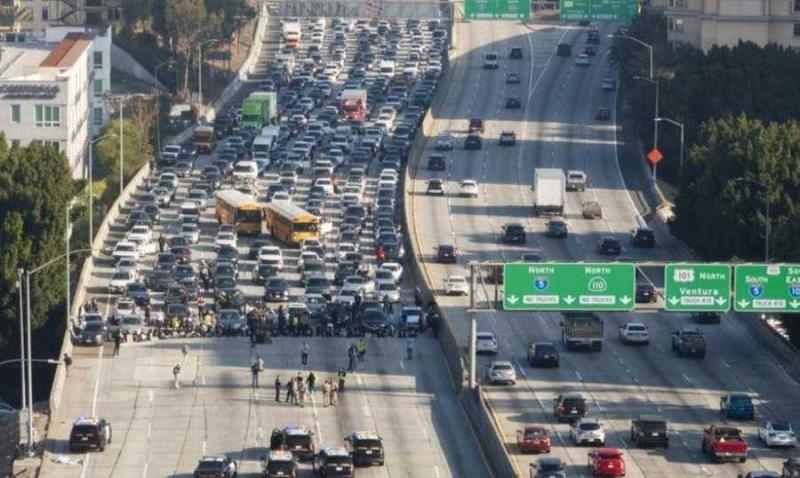 Jewish Protesters Block Highway in Los Angeles Demanding Ceasefire in Gaza