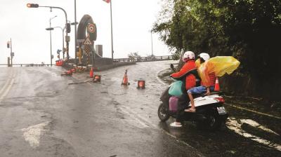 Typhoon Koinu Moves South Off the Coast of China Heading for Hainan