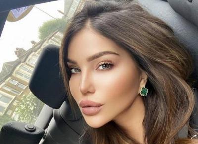 Title: Mai Hariri's Bold Mirror Selfie… Posted and Then Deleted