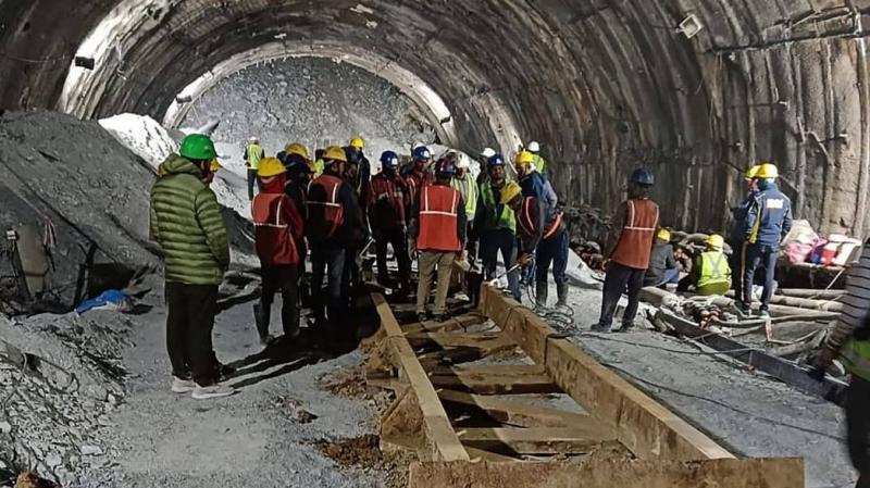 Indian Officials Discuss 5 New Plans to Rescue Trapped Workers in Collapsed Tunnel