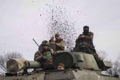 Title: Ukraine Clings to Bakhmut Amid Russian Advances